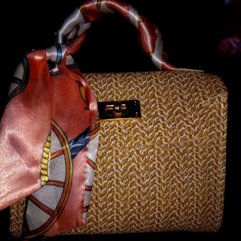 Mini bag 2 tone straw-print style with twist lock with Mini scarf decor